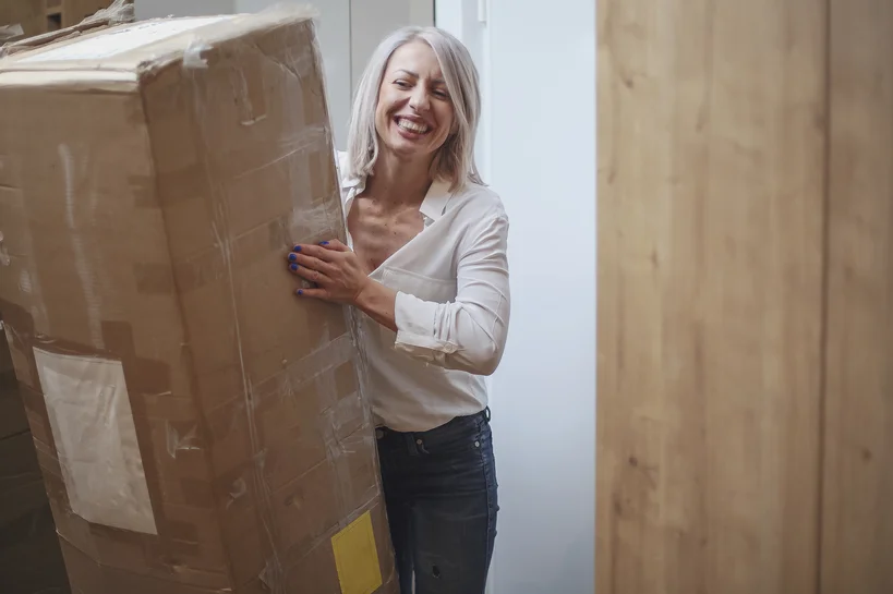 Liefer-Service - Frau erhält ihre Lieferung nach Bestellung, Lieferservice